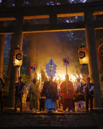大山に夏告げる「炎の川」　鳥取でたいまつ行列