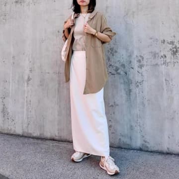 40代はベージュスニーカーで大人カジュアルに！ おしゃれなコーデ術