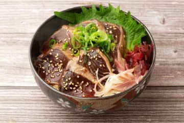 料理人・笠原将弘 『カツオ漬け丼』2種類のアレンジ方法を公開！”和食のプロ”が教える『お酒に合う神レシピ』がネットで話題に「素晴らしいアイデア」「カツオ好きにはたまらん！」