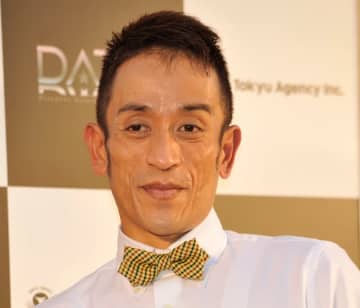 クリス松村、自宅ガーデニングで咲いた純白の薔薇（バラ）を公開「鉢で育てていますが、長生き」