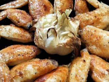 ごま油とにんにくの香ばしい手羽先グリル焼き！にんにくの「茎」と焼きニンニクを添えて！