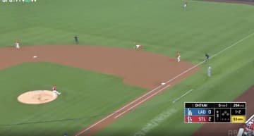 一体、何が起きた？ 大谷翔平、“爆速弾丸ヒット”で野手も飛んだ…！「捕れるわけない」182キロ“火の玉打球”を止められない