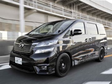 【10年ひと昔の新車】HKSがチューンしたトヨタ ヴェルファイアは、圧巻の力感で疾走した