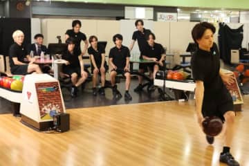 『タイムレスマン』時間内に8人連続成功なるか？　ボウリングでミラクル＆珍ショット連発　ボウリング挑戦が人生2回目のメンバーも！