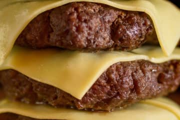 バーガーキング 前代未聞の『超重量級ライスバーガー』を発売 マクドナルドが完全敗北するボリュームが話題に「パティが完全にバンズからはみ出てるw」「スマホ4台分w」