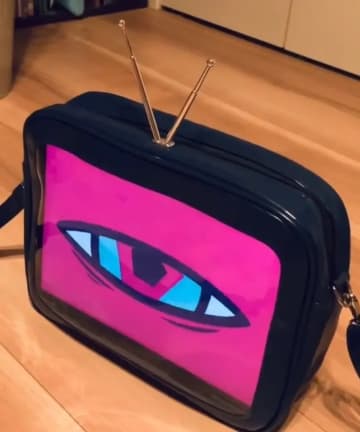 今、目が合った…？ ギョロリと周りを威嚇する「生きてるテレビ」が怖かわいい