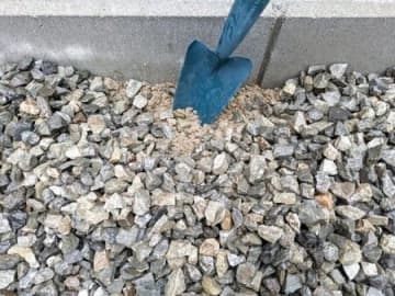 庭に穴を掘って、家庭菜園始めました！！