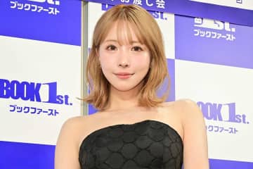 三上悠亜が「重大発表」　まさかのきっかけでブランドコラボ「顔小さすぎ」「メガネも似合う」