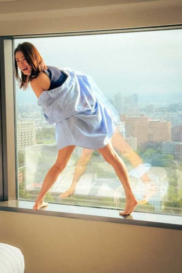 39歳・上戸彩の腹筋に「すげーな」　スポーツウエア着用の写真集オフショに「3人のママと思えない！」