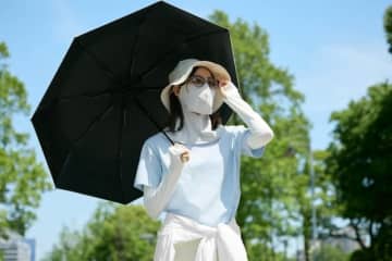 ユニクロの本気を感じる。発売前から話題の「日傘」どれだけ涼しくなるのか真夏日に試してみた