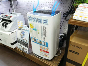置き場所に困らないコンプレッサー式除湿機「どこでもコンパクト除湿機」がサンコーから