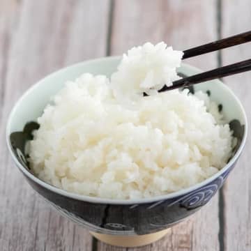 【いつものご飯よりウマいね】お米を炊くときにアレを大さじ1杯入れるだけでワンランク上に仕上がるありがたい裏技