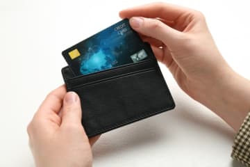 年金を受給している父が「新しいクレジットカードを作りたい」と言っています。年金生活でも作れるのでしょうか？