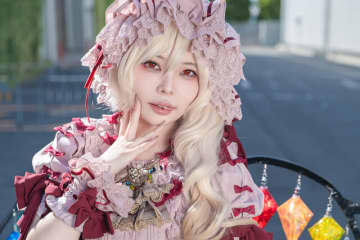 【コスプレ】深紅の色合いを出す素材感と細部の作り込みにも注目！「東方」屈指の危険人物“フラン”レイヤーがハマりすぎ【写真9枚】