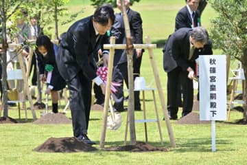 秋篠宮ご夫妻、松戸で植樹　みどりの愛護のつどい　「貴重な緑を守り、次世代に」　