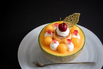 メロン半玉使用！贅沢フルーツパフェが登場「ホテル ザ セレスティン東京芝」で
