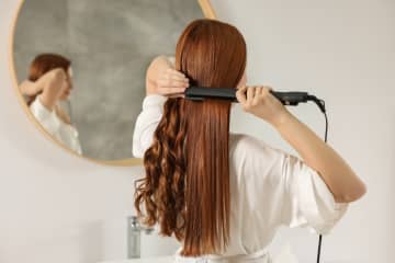 湿気に負けない髪に！「毎朝10分ヘアアイロン」VS「年2回の縮毛矯正」…30年後にお得なのは？