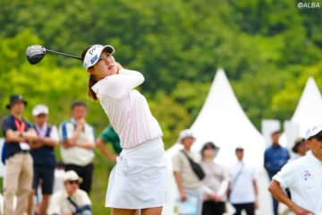 ＜中間速報＞プロ2年目・高野愛姫が単独首位浮上　沖せいら2差、穴井詩3差追走
