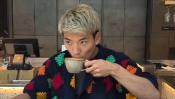 「この角度ドキドキします」「お洋服もかわいい」堂安律、カフェでのオフショットに反響