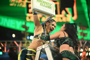 【WWE】ジュリアが惜しくもＭＩＴＢラダー戦Ｖ逃す！　伏兵ナオミがブリーフケースを獲得