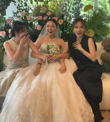 メンバー結婚式に人気ガールズグループ集結「あなたたちはforever」とファン狂喜