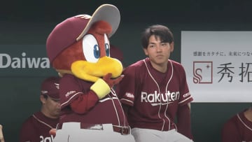 【試合前の1シーン】マスコットの大事なお仕事？　楽天のマスコット・クラッチがスタメン野手を和ませる姿