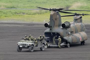 陸自、離島防衛想定し火力演習　静岡で国内最大の実弾射撃実施