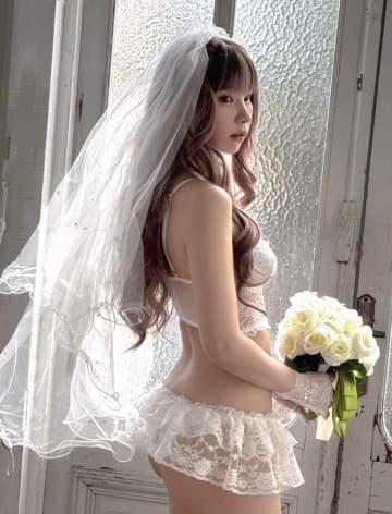 「最高の1枚をありがとう！」えなこ、個性的なウエディングドレス姿にファン釘付け「こんなウエディング姿、ええかも！」