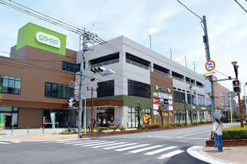「クレヨンしんちゃん」に登場のスーパーのモデルも閉店、不便さ指摘する声も多数…埼玉・春日部駅東口に新拠点　官民連携、全国的にも珍しい複合施設　10日にグランドオープン