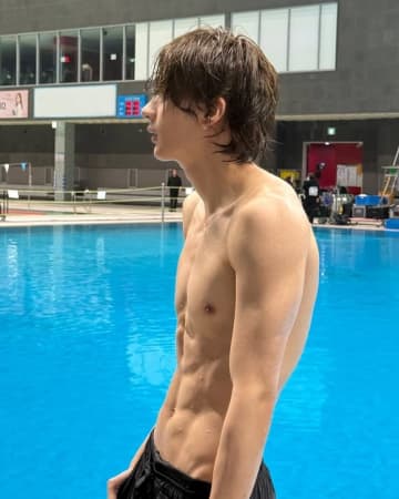 RIIZE アントン、室内プールで完璧な腹筋を披露！近況ショットが話題（動画あり）