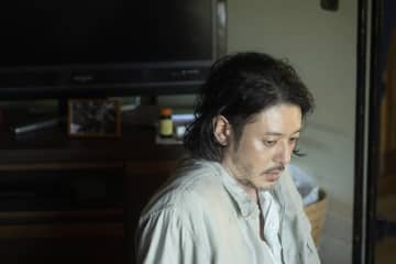 “愛を失った男、愛を見限った女、愛を知らない少女” 登場人物の関係性にフォーカス『夏の砂の上』特別映像
