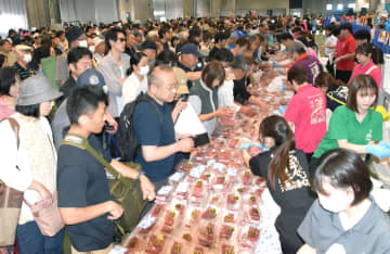 「まぐろ感謝祭」に9000人　鳥取・境港、特価販売に列