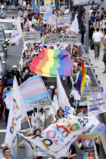 東京・渋谷でLGBTQパレード　虹色の旗、1万5千人