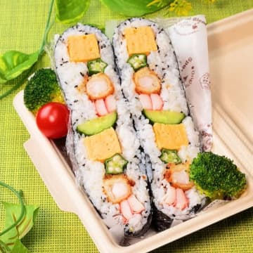 【今日からおにぎりはコレしか作らなくなる！！】「目からウロコすぎた」人気のおにぎらず裏技レシピ3選