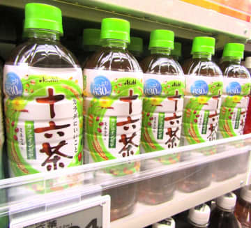 アサヒ飲料、ブレンド茶飲料「十六茶」で夏の水分補給訴求に注力　強みは長年培われた健康価値　麦茶飲料からの流入見込む