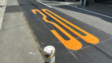 道路にある白いひし形や矢印の意味とは？よく道路に描かれている「標示」はどんな意味？