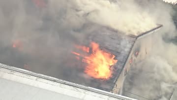 住宅2棟全焼　火元の家に住む女性2人搬送…命に別条なし　愛知・一宮市