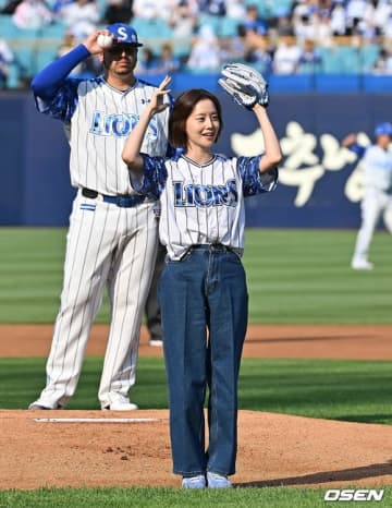 【PHOTO】ムン・チェウォン、始球式に登場…キュートな笑顔で挨拶