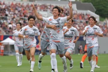 「蹴った瞬間に入ったなと」愛媛FW村上悠緋がRB大宮戦でプロ初の直接FK弾！