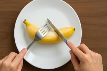 マナー講師、バナナはナイフとフォークで食べるのが「唯一の方法」と主張…ネット騒然