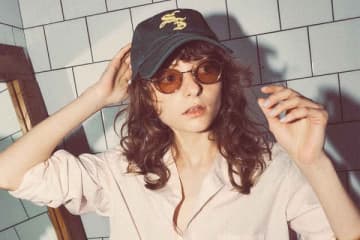 【明日なに着る？】「Tシャツ感覚で気楽に着られる」まじめすぎないライトなシャツ
