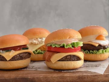 写真にうつる４つのハンバーガー　よく見ると…「これマジ？」「ウソでしょ、まんまじゃん」