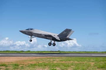 米海軍「F-35C」が硫黄島で初訓練！ 空母艦載機FCLP、全日程を完了