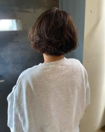 【50代】湿気にも◎な「ウェーブヘア」で若見え！