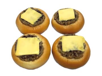 ハンバーグをのせ、チーズ入りドレッシングを絞って焼き上げた惣菜パンが4個入って税込213円! セブン‐イレブンが「7プレミアム チーズ ハンバーグパン 4個入」を発売