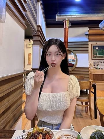 サッカー選手の彼氏に“求婚パフォ”された韓国女子アナ、“ド迫力”の美貌際立つプライベート写真に騒然【PHOTO】