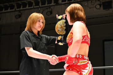 【スターダム】朱里が固い決意告白　Sareeeの挑発も意に介さず「女子プロレスを盛り上げていきたい」