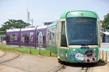 高雄メトロ×江ノ電×嵐電の三社連携で鉄道旅がもっと楽しく！ 嵐電嵐山線で3社コラボのラッピング電車を運行 グッズ販売会も開催