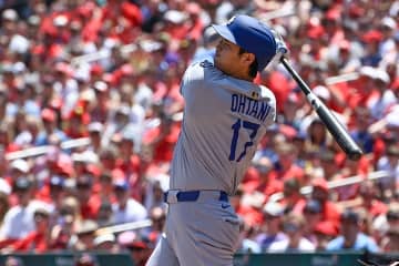 大谷翔平、初回に左中間破る二塁打で５試合連続安打。８回には左足甲に死球受け苦痛の表情...先発カーショウが５回７K１失点で今季初勝利