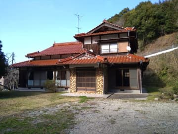 空港のあるまちで、都市の利便性と自然に寄り添う暮らしを両立【山口県宇部市】手入れの行き届いた農地付き物件。庭にはクリ、カキ、イチジクの果樹も